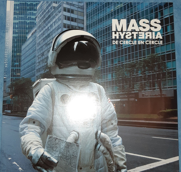 MASS HYSTERIA – DE CERCLE EN CERCLE